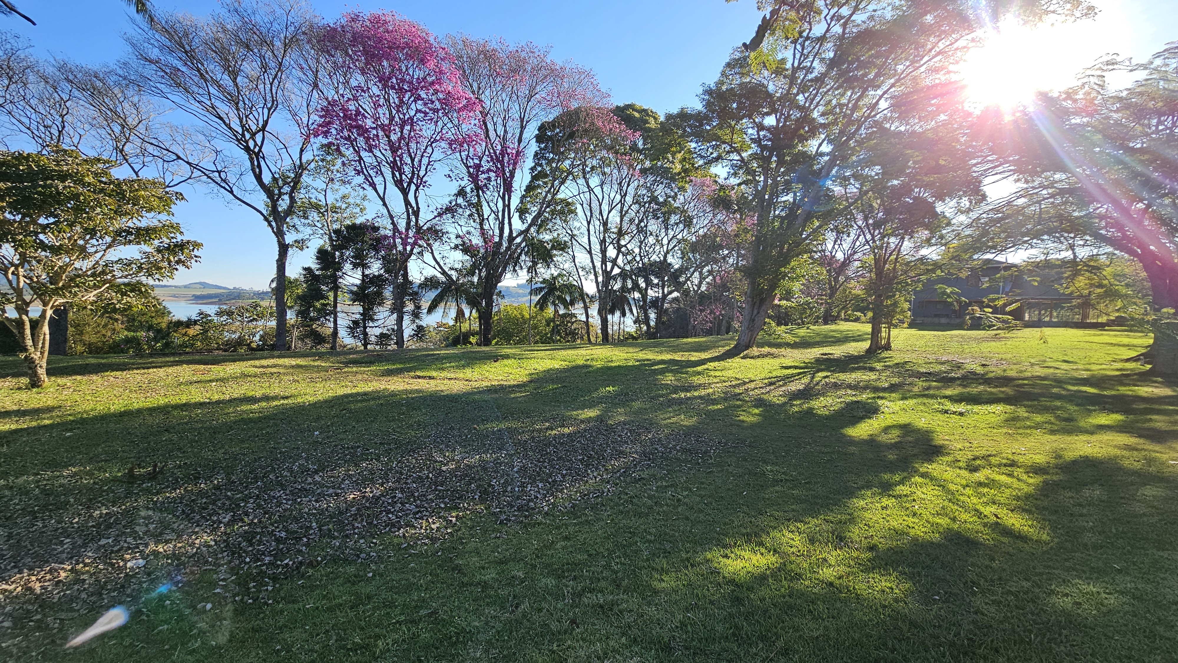 TERRENO PÉ NA ÁGUA — CONDOMÍNIO PONTA DAS CASTANHEIRAS (PIRACAIA/SP)