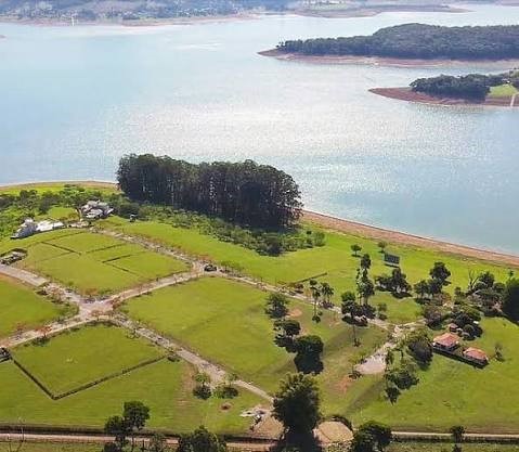 TERRENO PÉ NA ÁGUA (2.000m²) — CONDOMÍNIO PONTA DAS CASTANHEIRAS (PIRACAIA/SP)